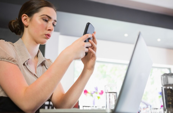 Si tu negocio depende del contacto frecuente con clientes a través de WhatsApp, Wazzup es una de las mejores herramientas de comunicación que podés sumar a tu equipo comercial. No solo mejora la organización, sino que eleva la productividad y profesionaliza cada interacción con el cliente.